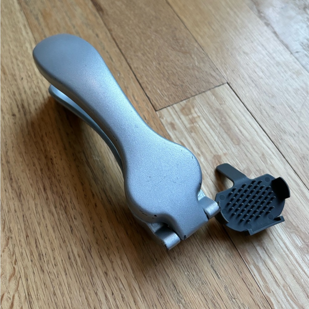 PAMPERED CHEF Silver Handheld Garlic Press Tool Cleaning Brush #2575